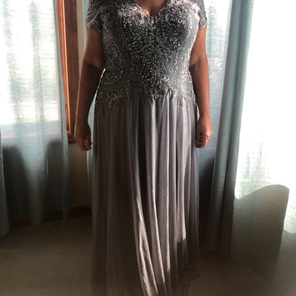 Formal beaded grey gown size 16 -never worn-never altered - Picture 4 of 14